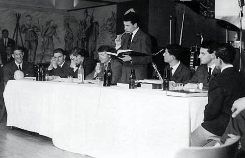 r_1961-1962_pere 100c.jpg - Lycée Regnault - TANGER / MAROC - Pére Cent 62 Photo communiquée par Claude RICHARD Père Cent 62 - Le Conseil de classe - C.Richard, Vidal, C.Forton, JM Delpias, x , M.Barchechat (?), Zambelli, x .